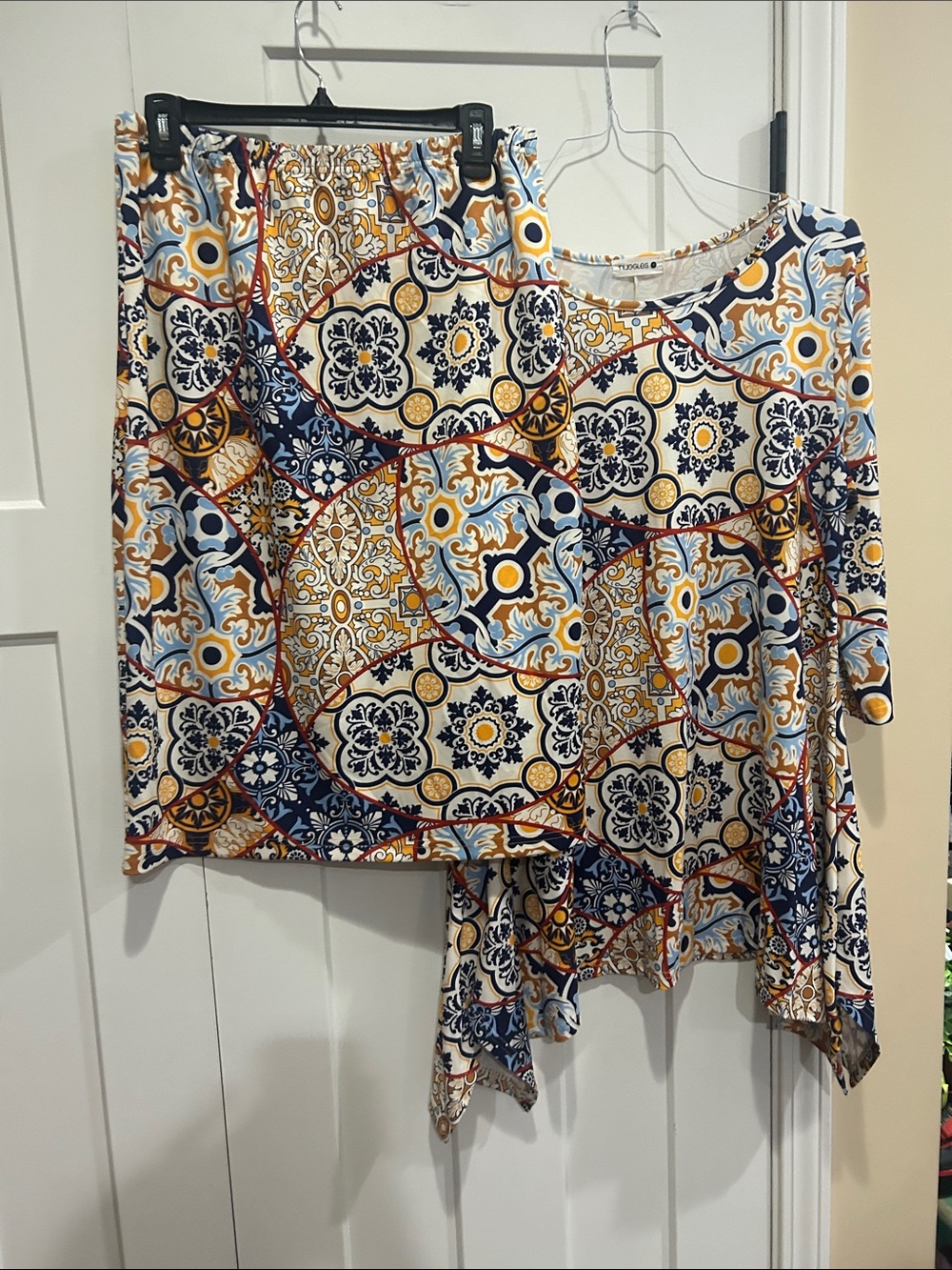 Nuggles- Women's Printed Asymmetric Hem Top in Blue & Yellow - 2-Piece Set